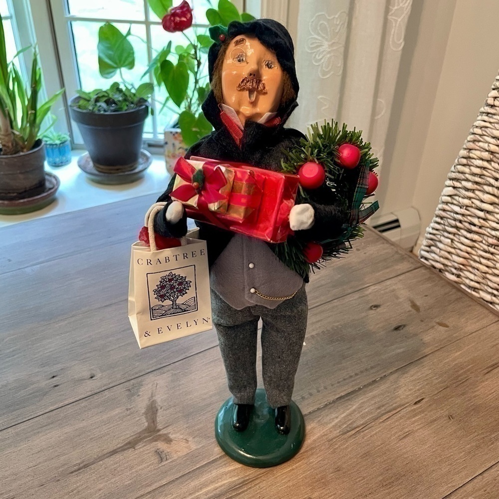 𝅺1996 Byers’ Choice Caroler Crabtree and Evelyn shopper